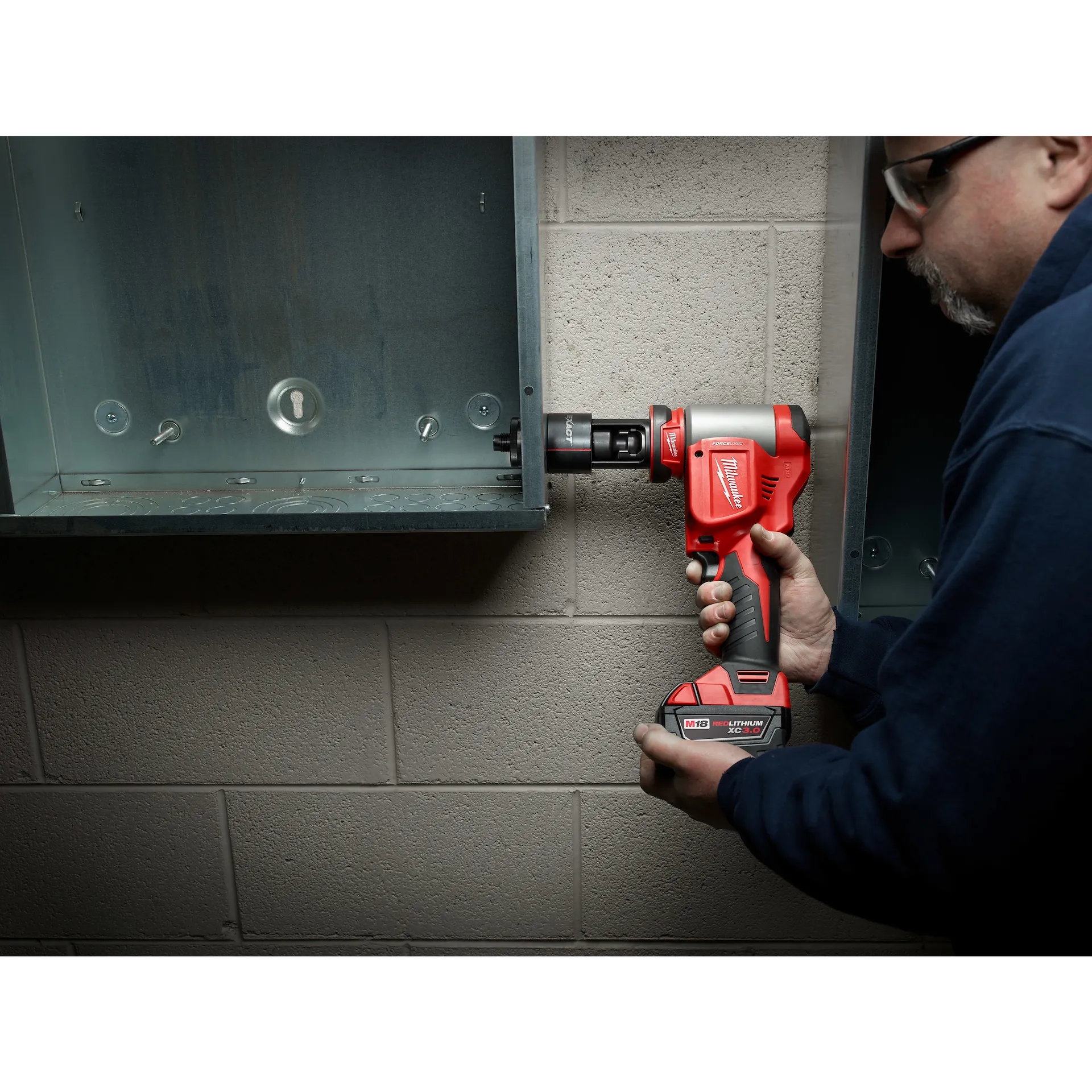 MILWAUKEE 2676-22 M18™ FORCE LOGIC™ 10 Ton Knockout Tool 1/2