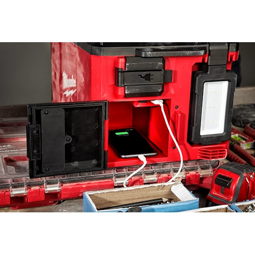 MILWAUKEE 2357-20M 18™ Flood Light/Charger w/ PACKOUT™ Compatibility