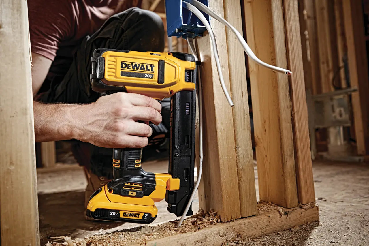 DEWALT DCN701D1 20V MAX* Cordless Cable Stapler Kit