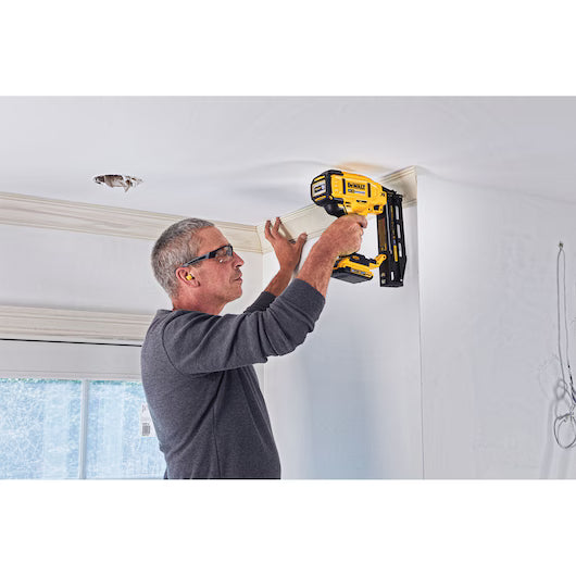 DEWALT DCN662D1 20V MAX* XR 16 GA Cordless Straight Finish Nailer Kit