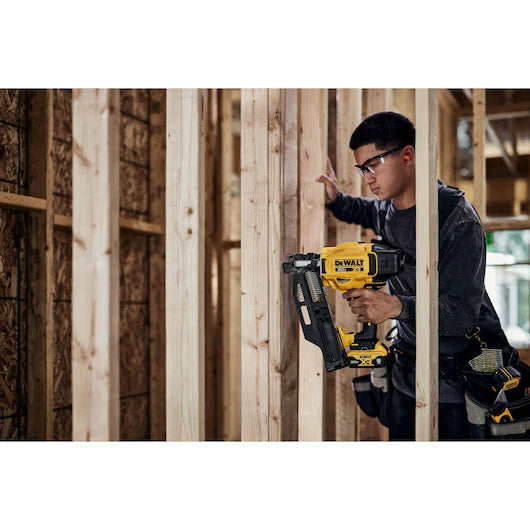 DEWALT DCN920P1 DEWALT® 20V MAX* Brushless Cordless 21° Plastic Framing Nailer Kit