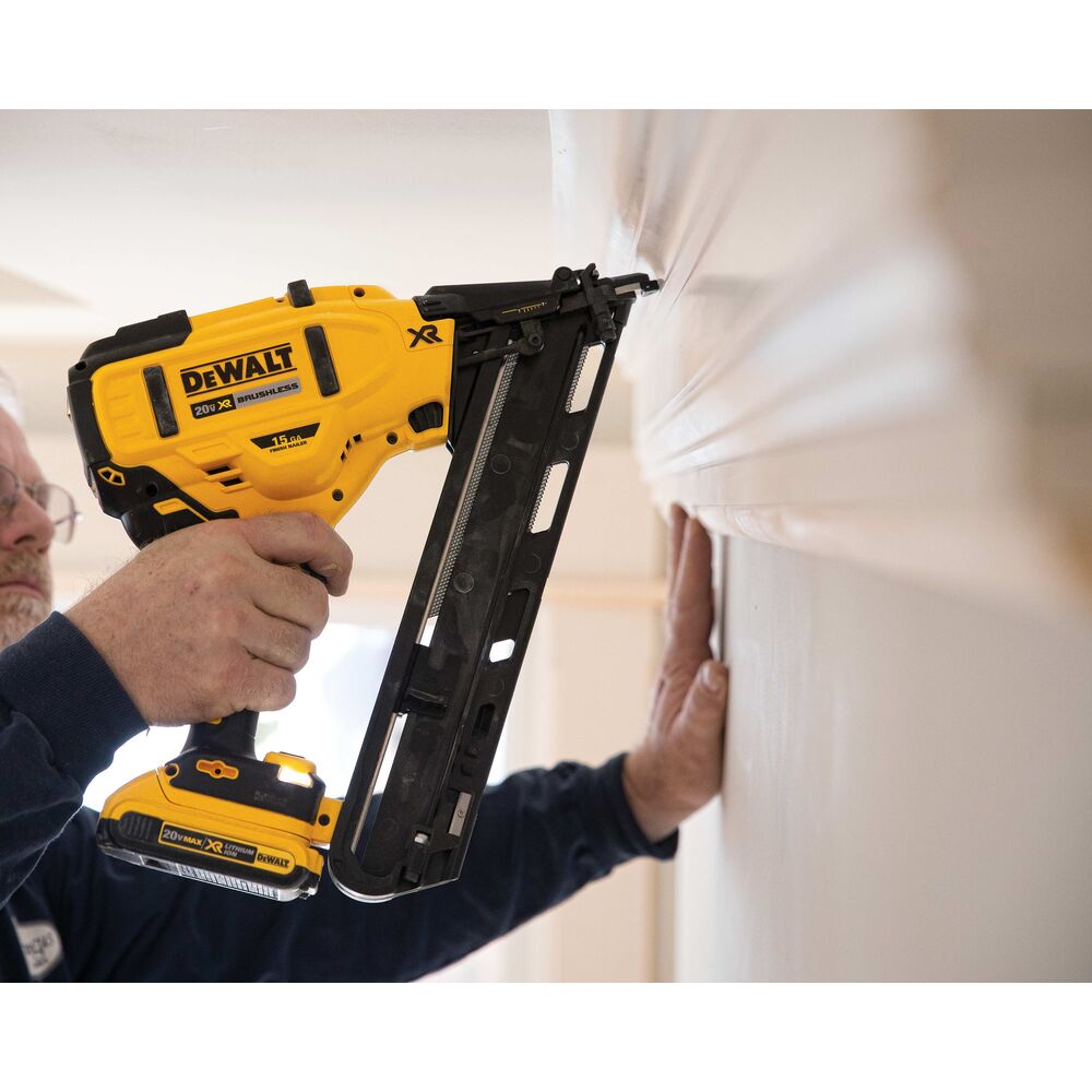 DEWALT DCN650D1 20V MAX* XR® 15 GA Cordless Angled Finish Nailer Kit