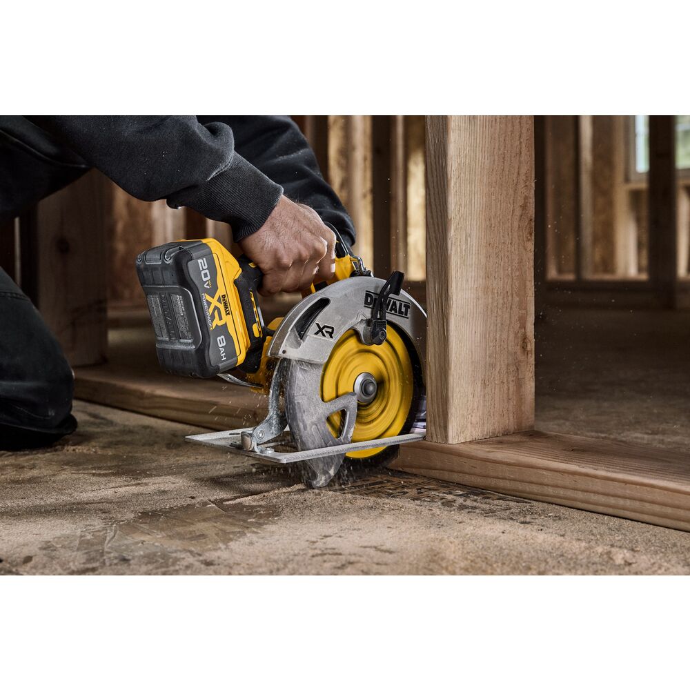 DEWALT DCS590WW1 20V MAX* XR® Brushless Cordless 7-1/4 in. Circular Saw Kit with XR POWERPACK™ 8.0AH