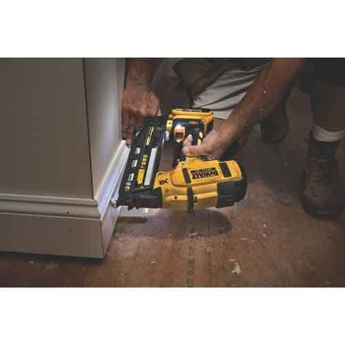 DEWALT DCN660D1 20V MAX 16G ANGLED FINISH NAILER KIT