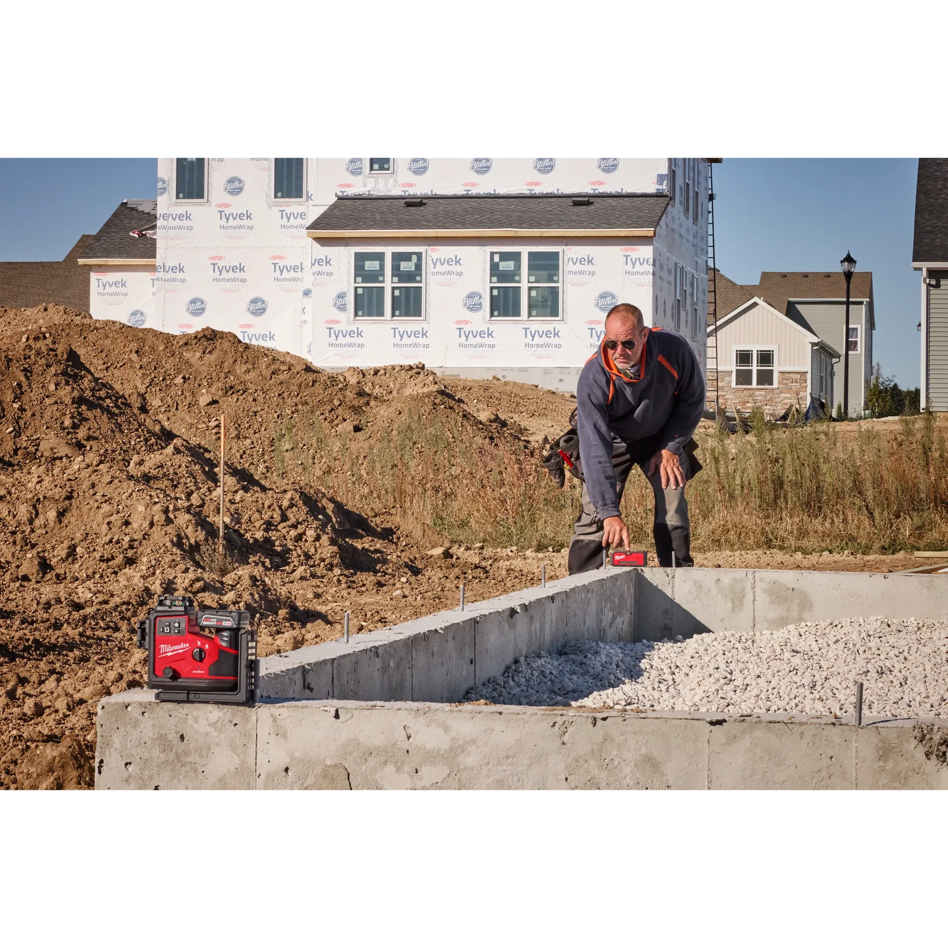 MILWAUKEE 3642-21 M12™ Green 360° 3-Plane Laser w/Automatic Alignment & Receiver