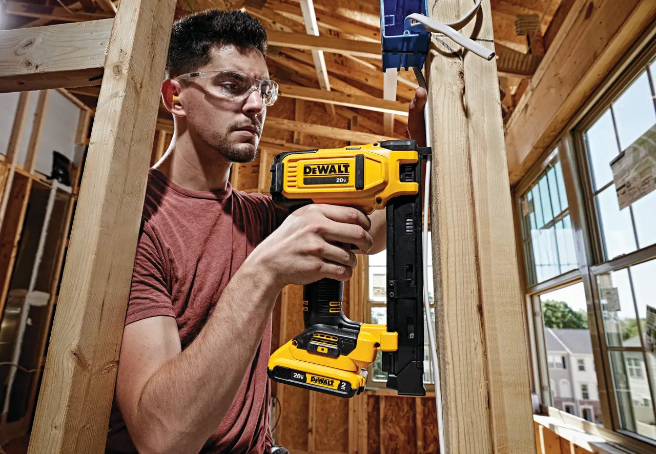DEWALT DCN701D1 20V MAX* Cordless Cable Stapler Kit