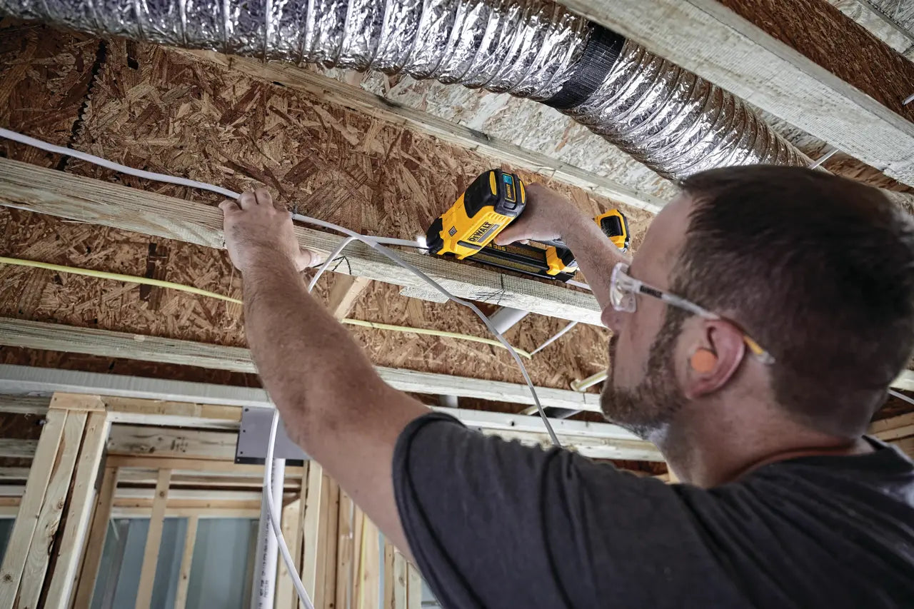 DEWALT DCN701D1 20V MAX* Cordless Cable Stapler Kit