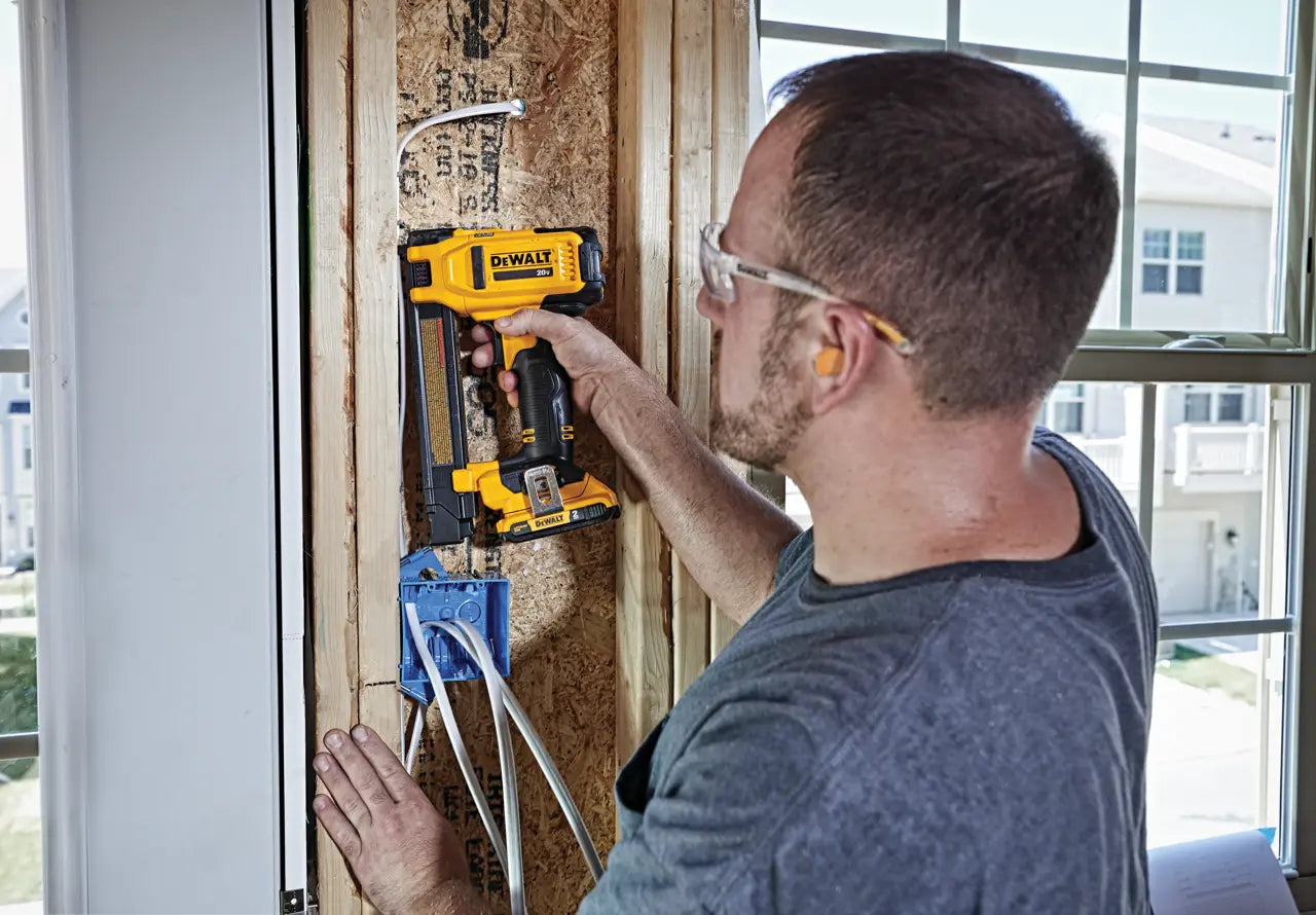 DEWALT DCN701D1 20V MAX* Cordless Cable Stapler Kit