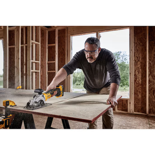 DEWALT DCS571P1 ATOMIC™ 20V MAX* Brushless Cordless 4-1/2 in. Circular Saw Kit