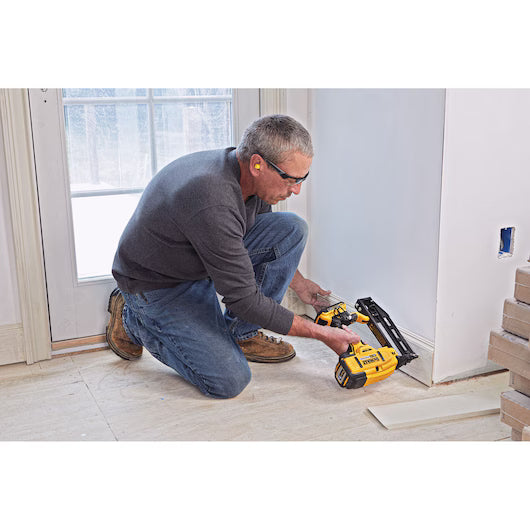 DEWALT DCN662D1 20V MAX* XR 16 GA Cordless Straight Finish Nailer Kit