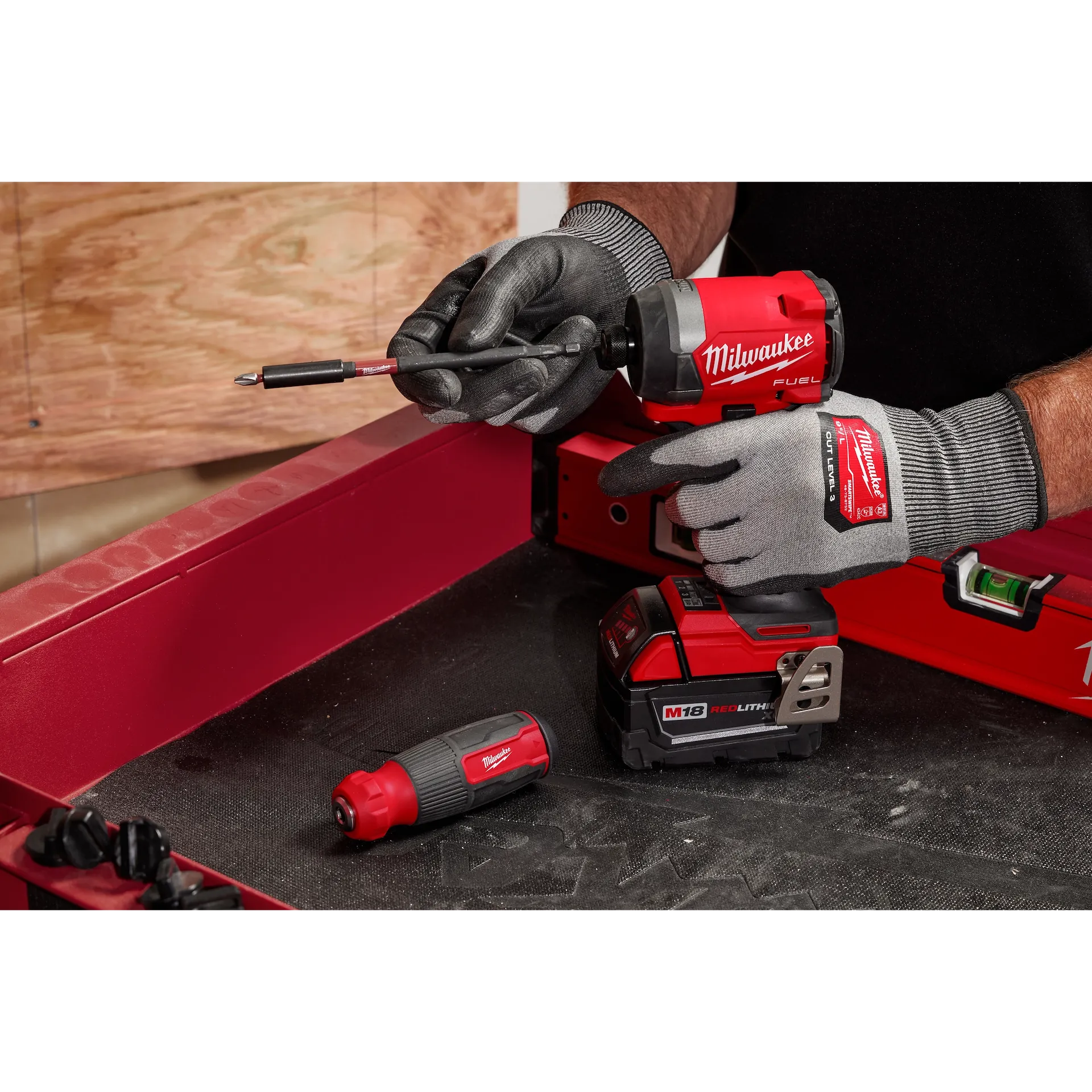 MILWAUKEE 48-22-2915 14-in-1 Multi-Bit Screwdriver W/ SHOCKWAVE Impact Duty™ Bits